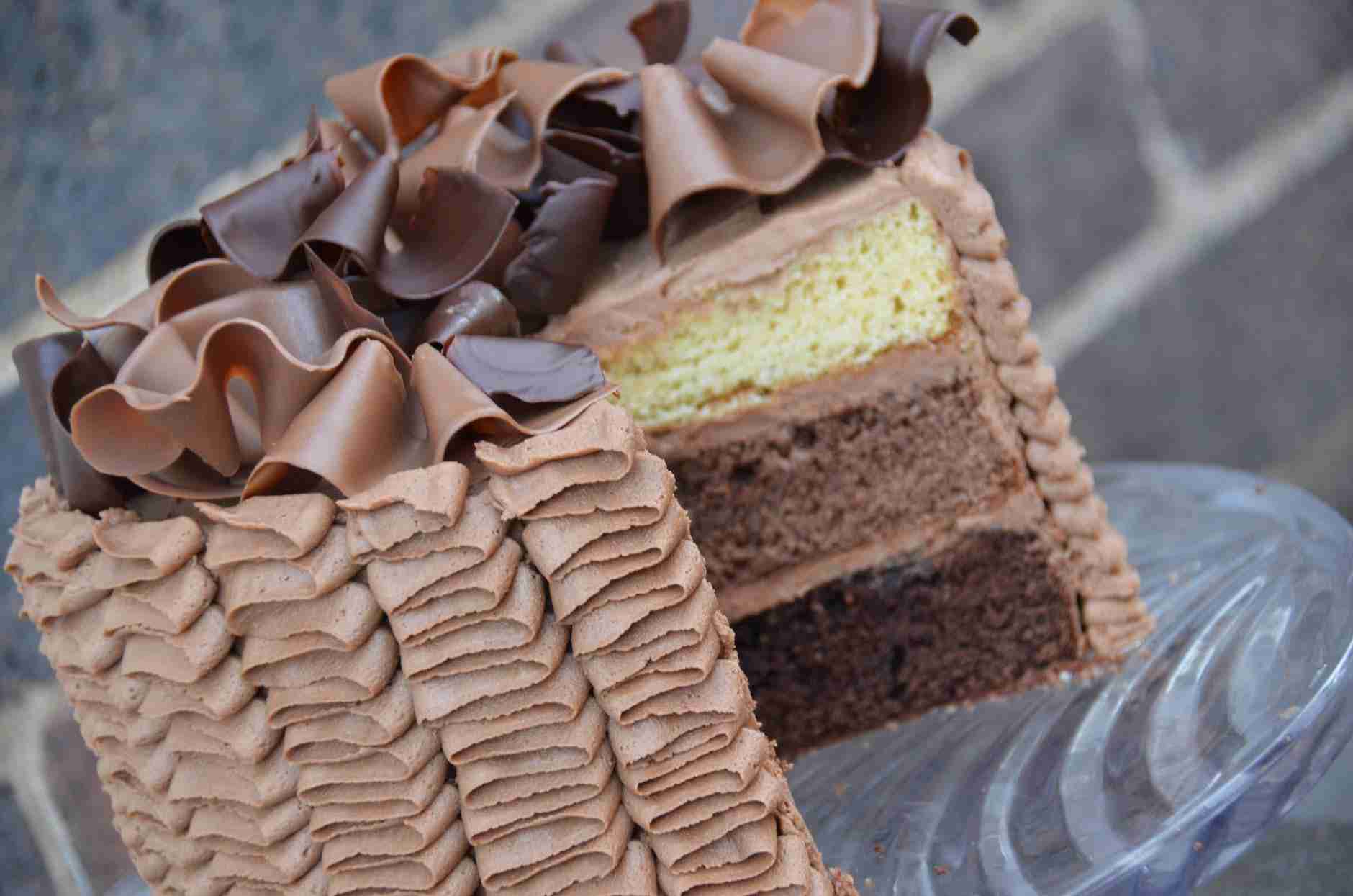 Jak se dělají čokoládové ozdoby na dort?
